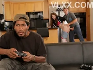 Về quê chơi, thanh niên vụng trộm với vợ chú hàng xóm